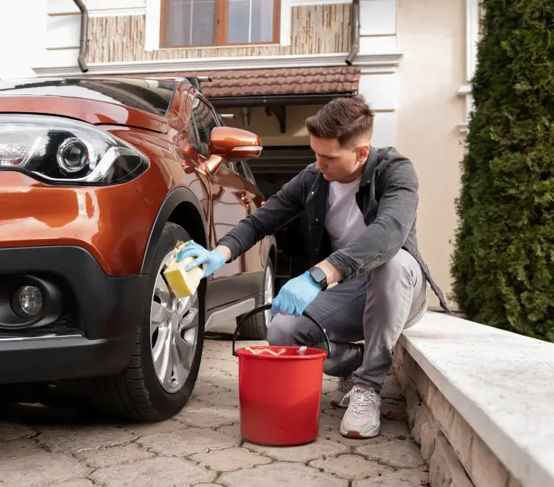 Lavage auto à domicile Neauphe-sous-Essai : professionnel intervenant sur un véhicule